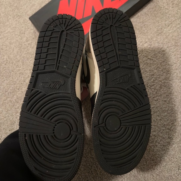 Jordan 1 Retro High Dark Mocha’s (AUTHENTICATED)🌟 - Picture 3 of 11